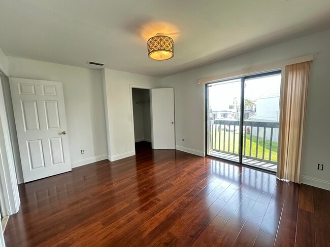 Building Photo - 2404 Seaside Dr