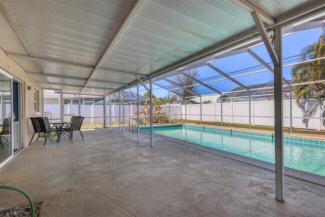 Building Photo - 3425 Fairview Dr