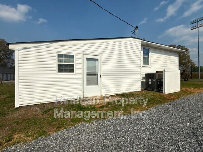 Building Photo - 242 S Cherry Rd