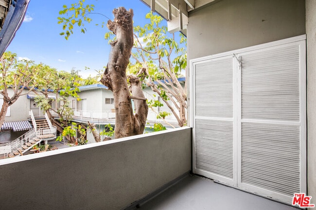 Building Photo - 941 N San Vicente Blvd