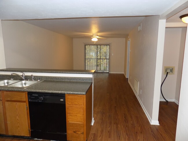 Building Photo - **Available in March** 2 Br/2 ba Condo clo...