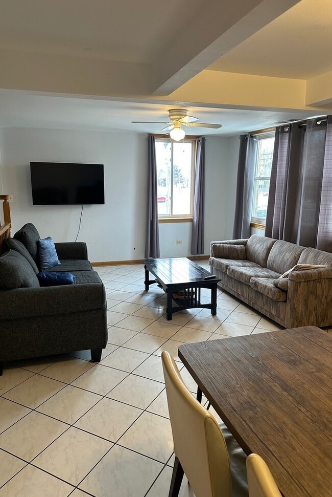 Building Photo - 915 E Oakton St