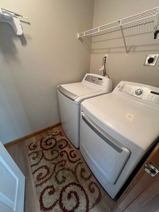 Building Photo - Move in ready 2 bedroom 1.5 bath Chatham Townhouse