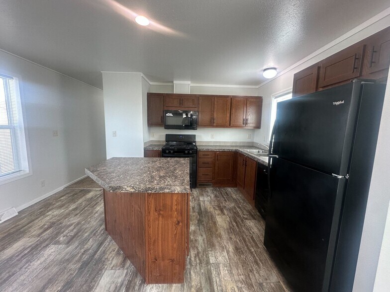 Building Photo - 1961 Four Seasons Dr