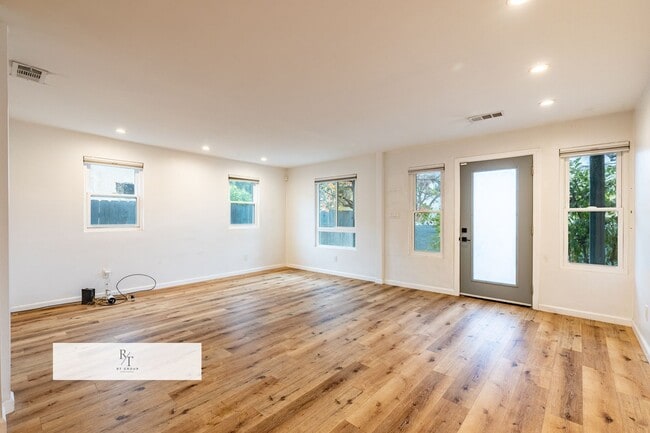 Building Photo - Spacious 4-Bed, 3-Bath Home in Los Angeles – Includes 2 Suites