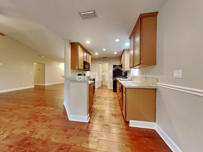 Building Photo - 6651 Chester Park Dr