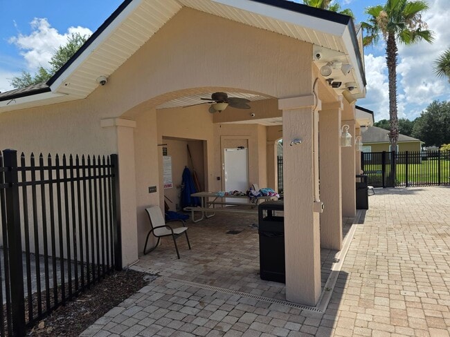 Building Photo - Large Home On Cul-De-Sac!