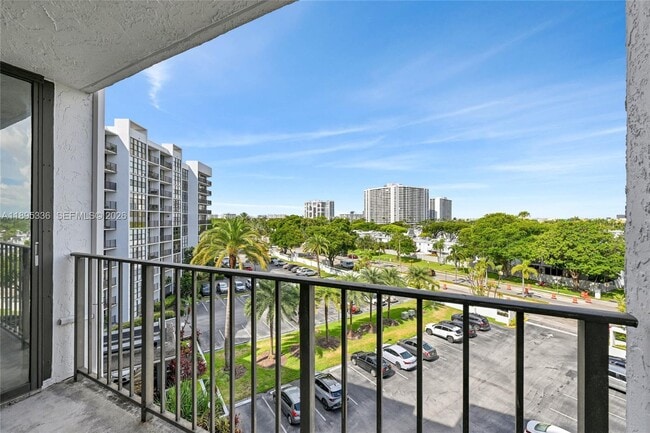 Building Photo - 800 Parkview Dr