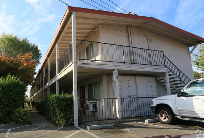 Building Photo - Lake Crest Apartments