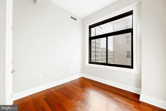 Building Photo - 1500 Chestnut St