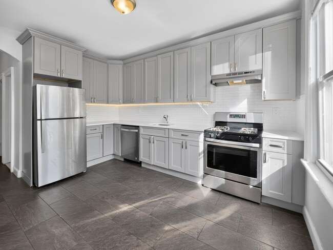 Building Photo - 86 W 45th St