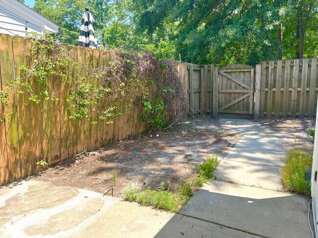 Building Photo - Beautiful 3-Bedroom, 3.5-Bath Townhome in ...