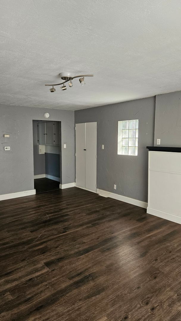 Building Photo - Spacious and privtae duplex in Tacoma