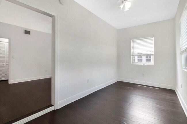 Building Photo - 518 Biscayne Dr