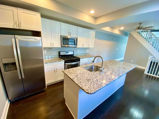 Building Photo - Stunning 2bed/3.5ba Highlandtown Home - Re...