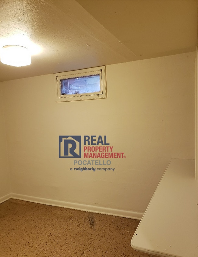 Building Photo - 3 Bedroom 1 Bath Home - 1 car garage - PET...