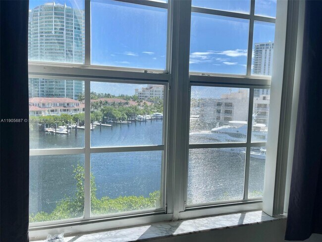 Building Photo - 19999 E Country Club Dr