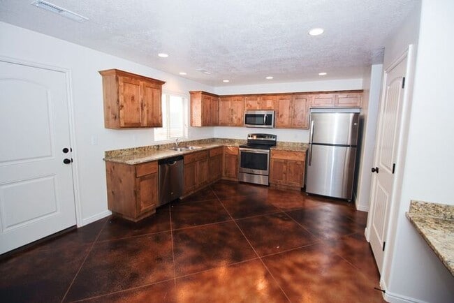 Building Photo - 3 bed, 2.5 bath town house *Internet Included