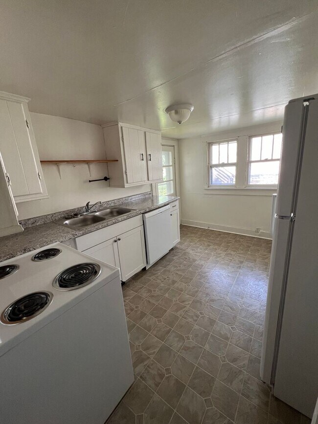 Building Photo - 4 Bedroom Available August 2026;  Monthly ...