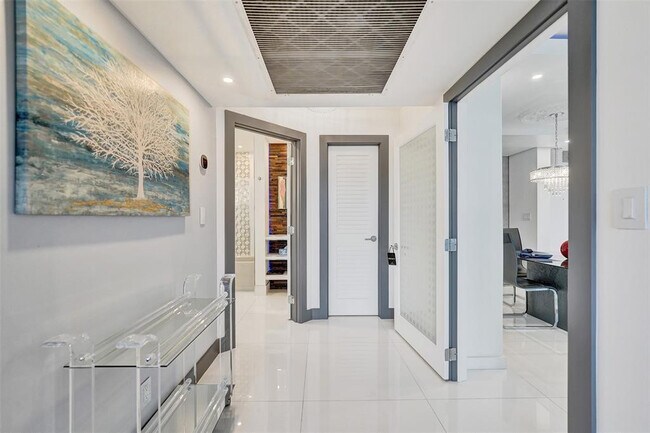 Building Photo - 2030 S Ocean Dr