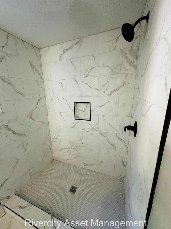 Building Photo - Move-In Ready! Stunning 4-Bedroom, 2-Bath ...
