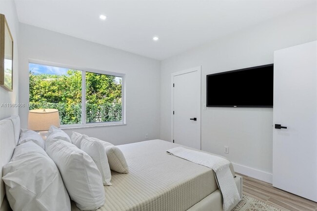 Building Photo - 1840 NE 199th St