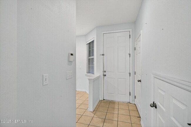 Building Photo - 3880 Buckthorne Dr