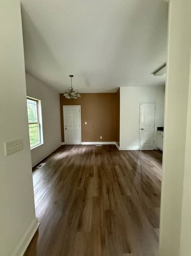 Building Photo - Spacious Two Bedroom Home
