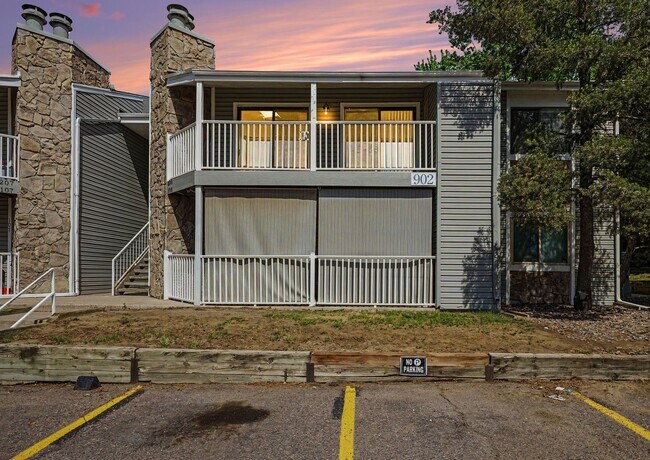Building Photo - 902 S Walden St