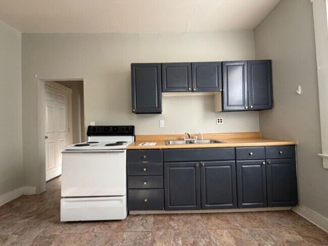 Building Photo - 902-904 1/2 S Limestone St.