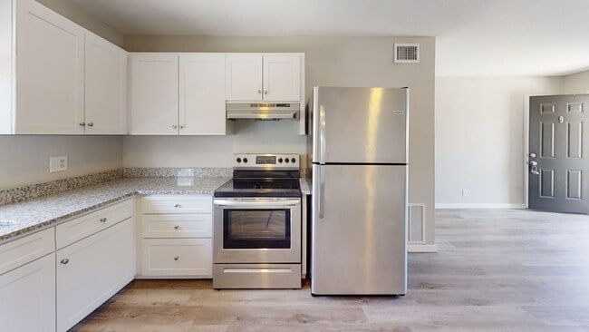 Building Photo - Lovely 2/1 apartment move in now- 1/2 off first month rent