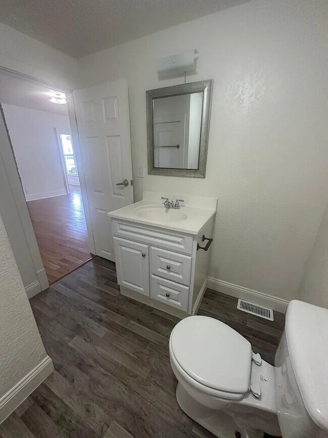 Building Photo - 404 S Marion St