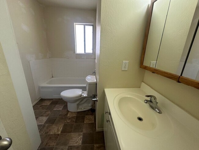 Building Photo - 3 bedroom  2 bath for rent