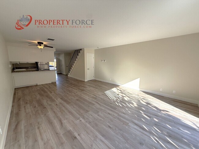 Building Photo - 946 Tamarack Ln