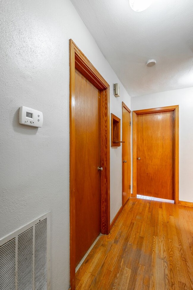 Building Photo - 2 bedroom, 1 bath unit in the heart of Eas...