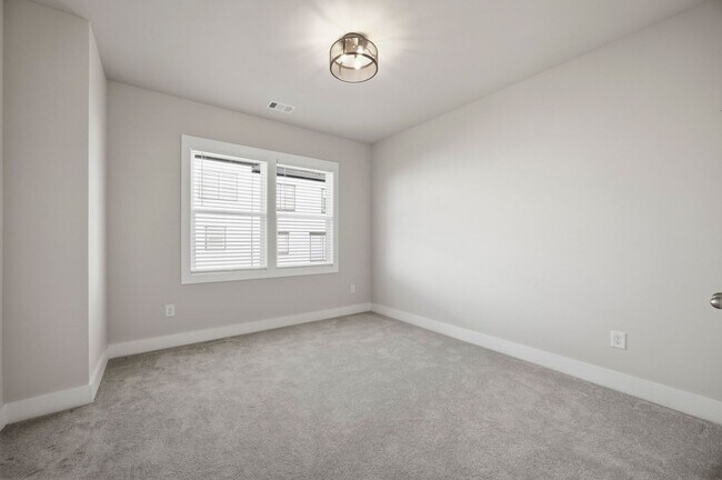 Building Photo - Walkable Lifetsyle in Westshore!