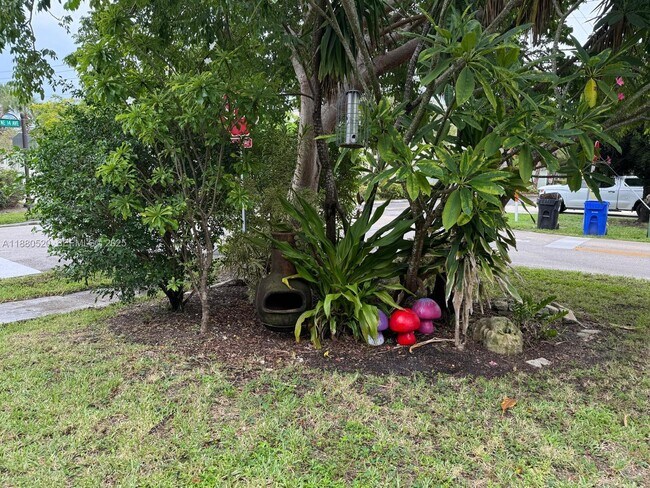 Building Photo - 1101 NE 14th Ave