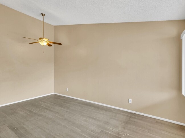 Building Photo - cozy townhome 2 bd 1 bth