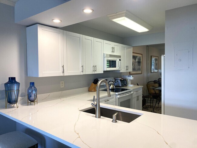 Building Photo - 14 Royal Palm Way