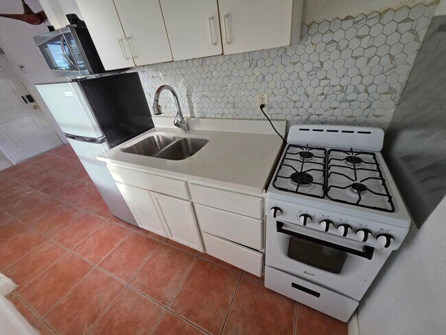 Building Photo - 803 Selkirk St