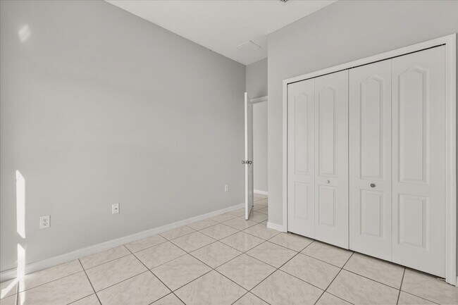 Building Photo - 1000 Vaquero Ln