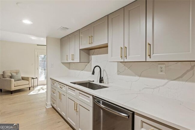 Building Photo - 72 Ivy Pkwy NE