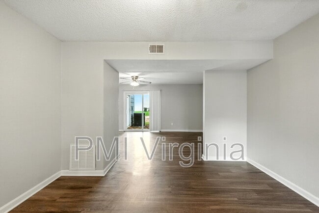 Building Photo - 731 Stanwix Square