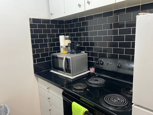 Building Photo - Amazing Room Downtown Renovated/Fireplace/Balcony/View