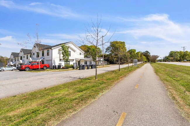 Building Photo - Modern 2-Bed, 2.5-Bath Townhouse with Small Loft in Travelers Rest