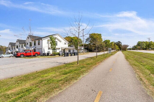 Building Photo - Modern 2-Bed, 2.5-Bath Travelers Rest Town...