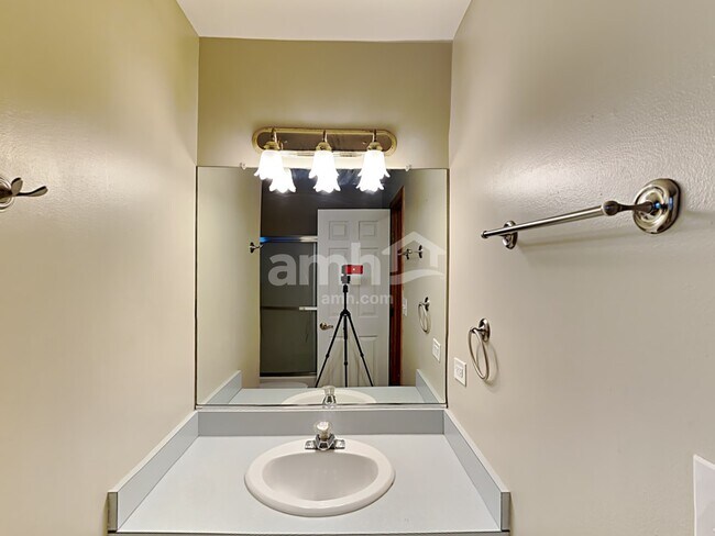 Building Photo - 2615 Heritage Lake Dr