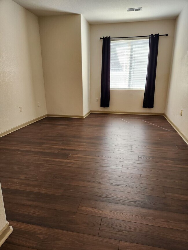 Building Photo - Beautiful condo in highly desired area of ...