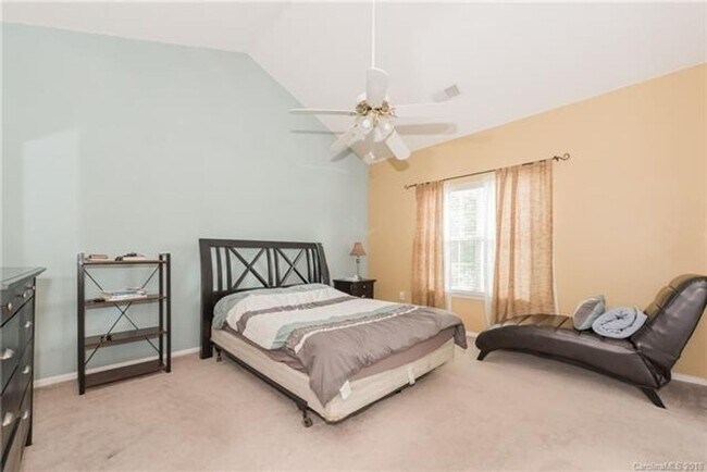 Building Photo - Spacious 4BR House in Charlotte