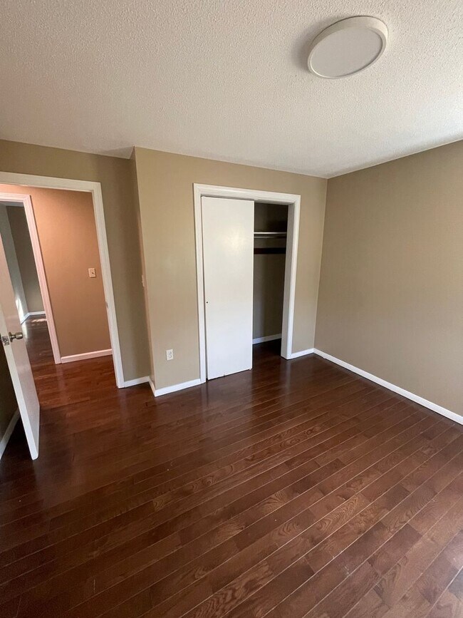 Building Photo - 498 Addison Rd